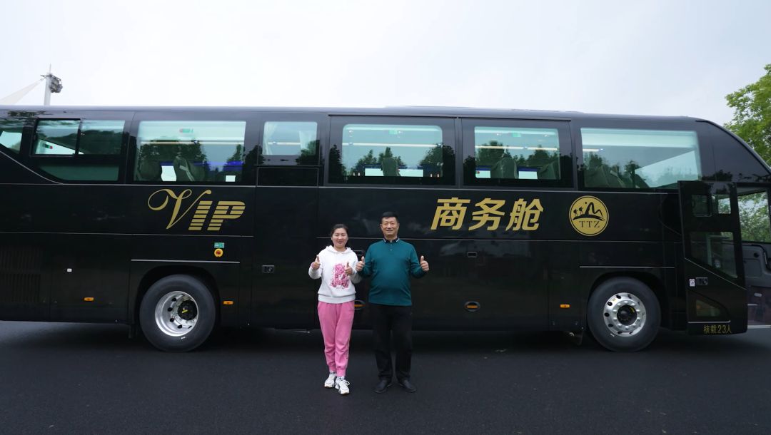 导游大巴车_旅游大巴司机睡导游_导游大巴睡司机旅游视频