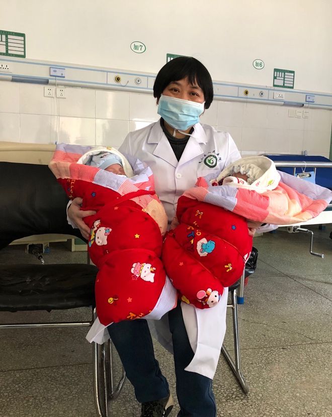 孕妇双胞胎图片_双胞胎孕妇图片卡通搞笑图片_双胞胎孕妈图片