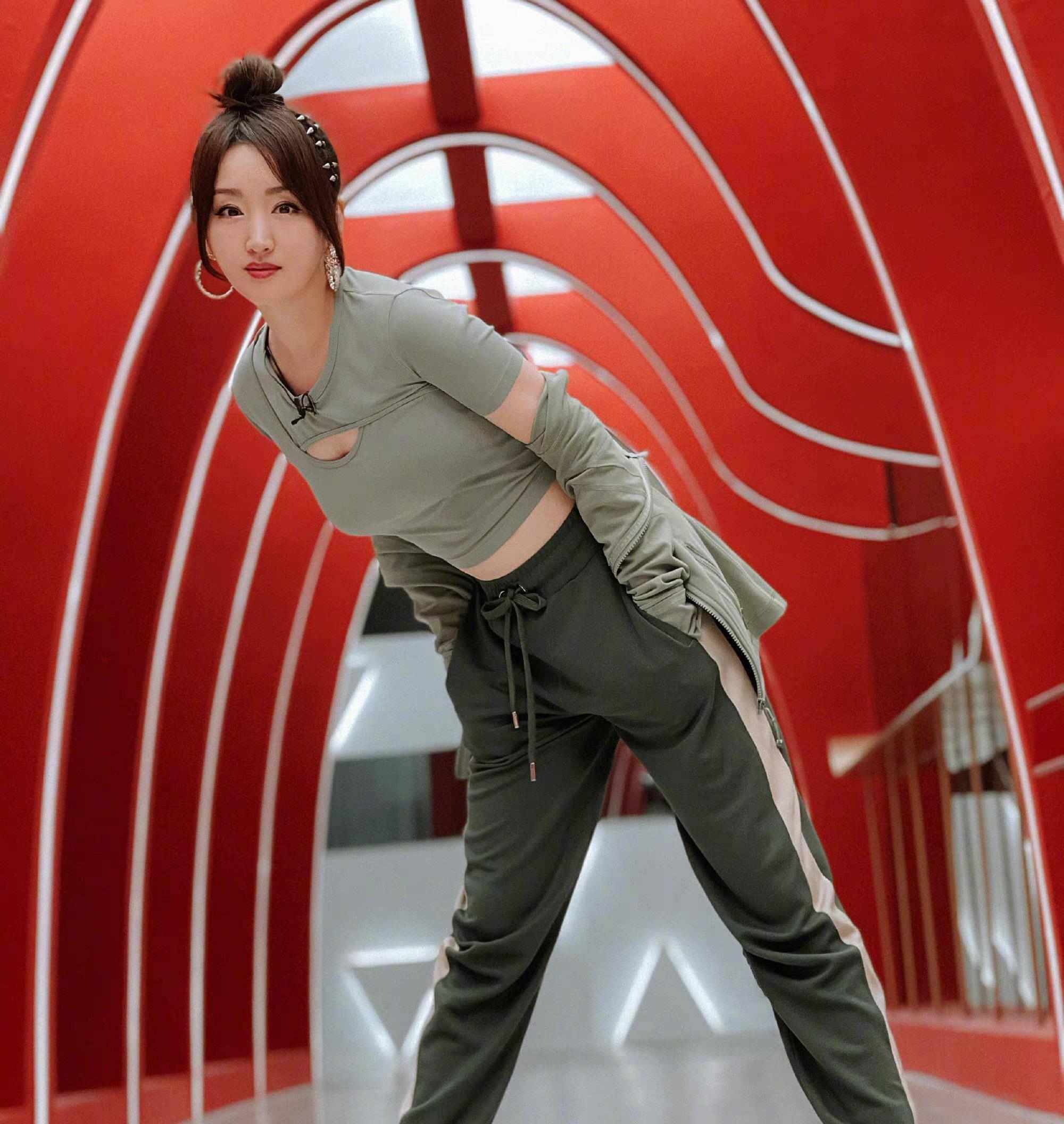 杨钰莹在北京卫视主持_北京卫视访谈杨钰莹视频_主持人杨钰莹