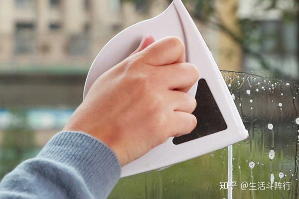 窗户玻璃怎么擦才干净_擦窗户的玻璃_窗户擦干净玻璃怎么办