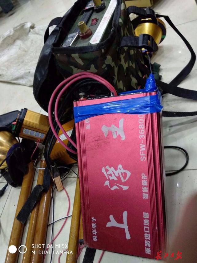 咸水电鱼机电路图_电鱼视频实拍捕鱼器电鱼_机电鱼的照片