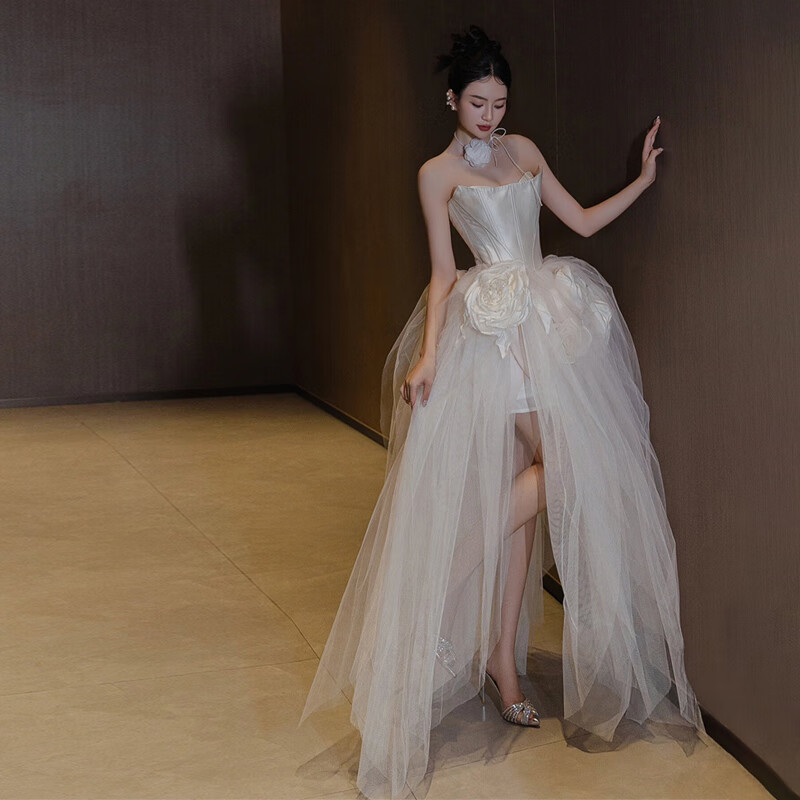 穿婚纱可以穿抹胸嘛_穿抹胸婚纱要掉是怎么回事？_抹胸婚纱容易掉吗