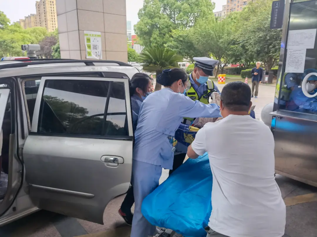 领导视察警车开道图片_视察视频_警察领导视察
