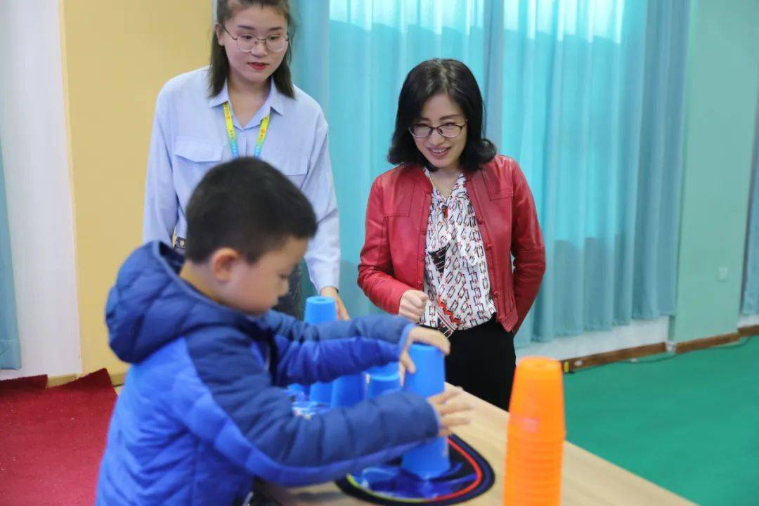 飞叠杯小视频 小学生_少儿叠杯视频_叠杯子比赛视频